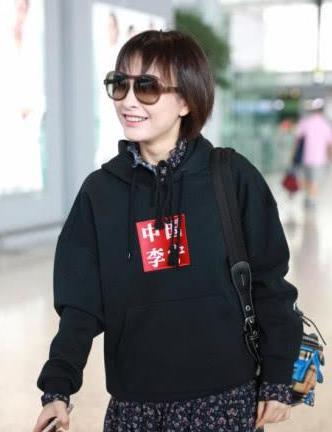 吴昕机场走秀穿错衣服，一脸青春却穿了一条大妈的裙子！