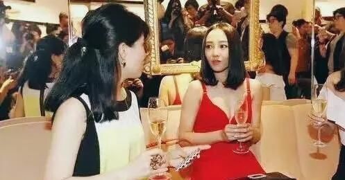 白百何越来越大胆了，活动现场放空自己，网友:让孩子看到好吗?