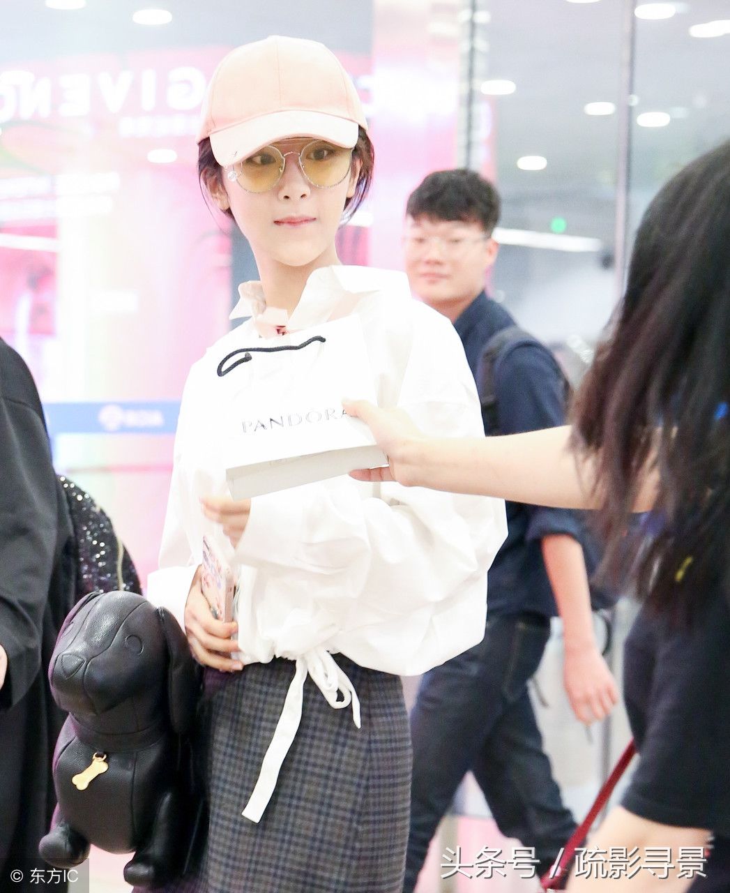 杨紫发微博称物是人非，是真实情况还是剧中的台词，小猴子挺住