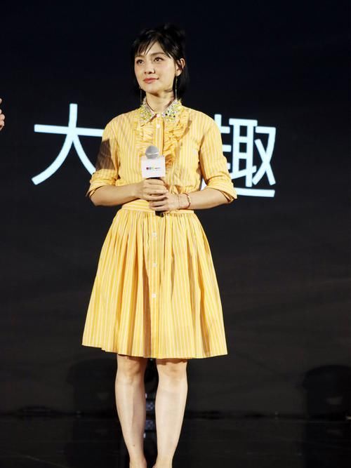 「马伊琍搭配」马伊琍真潇洒,穿“海白菜裙”出街简约又高级,纤细腰肢真迷人