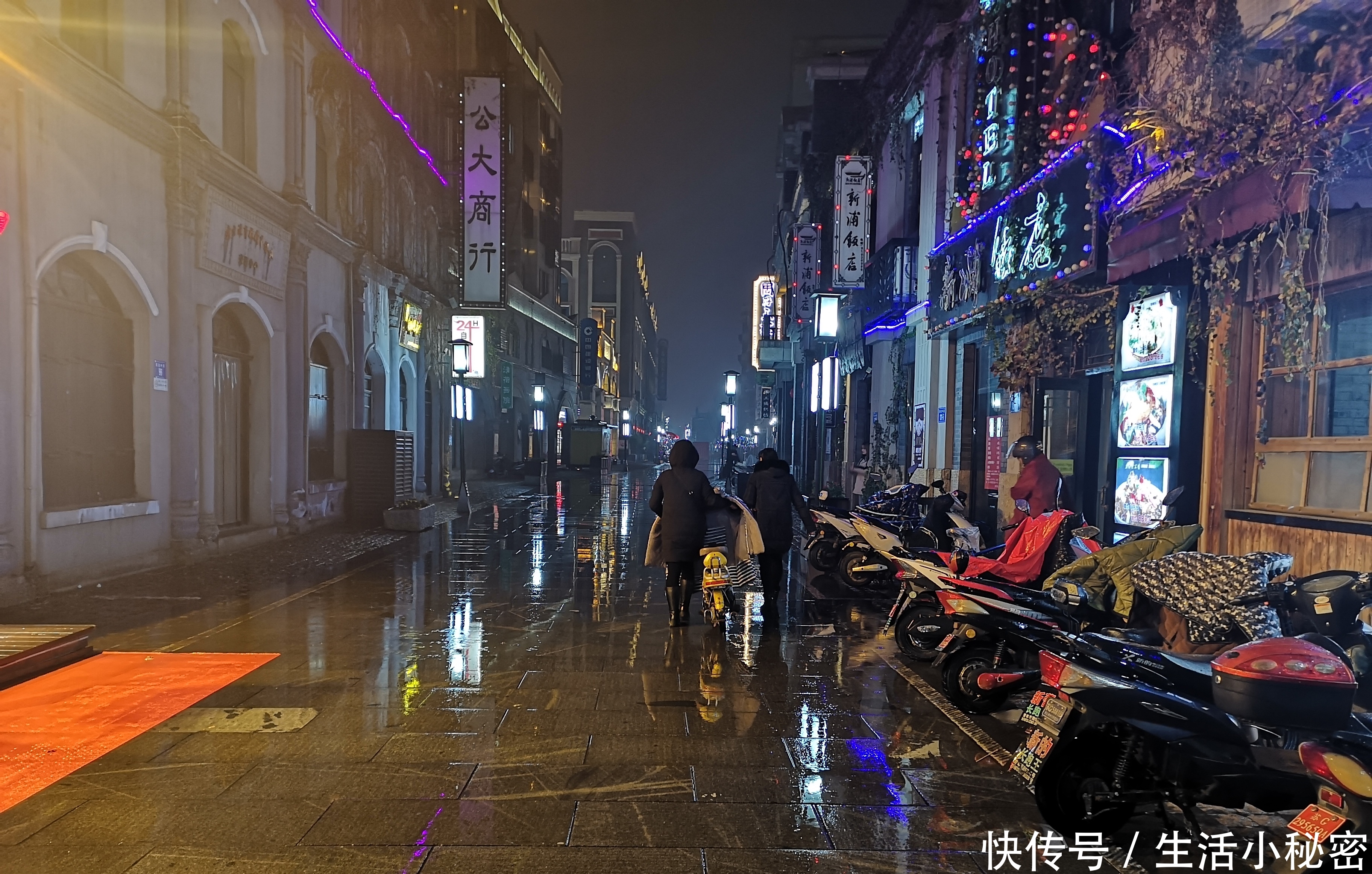 现代诗：雨中的老街