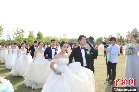  「黄旭栋」宁波28对抗疫青年进行集体婚礼：让浪漫爱情更添坚韧
