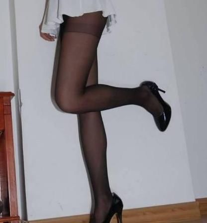 性感时尚的尖头细跟可以勾勒优美脚型, 使每个女人都爱不释手