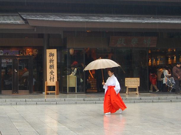 为何去日本旅行，双肩包游客经常遭“嫌弃”？当地美女透出内情！