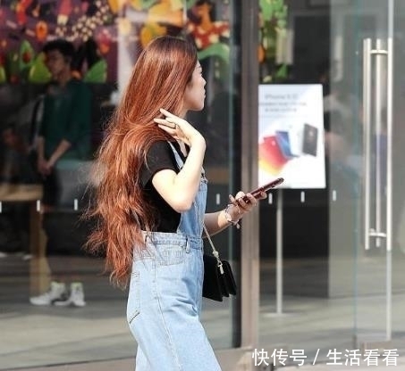  搭配|街拍：身材高挑的小姐姐，一件一字肩上衣配牛仔热裤，青春靓丽美