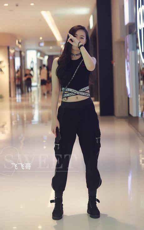 笑容甜美的美女,薄纱裙下大长腿若隐若现,有点俏皮更有点美艳