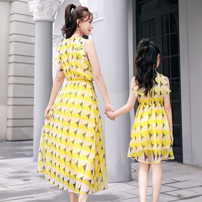 比基尼扔了吧，俗!现海边度假都穿“沙滩裙”，不但优雅还很迷人