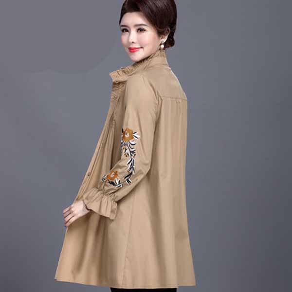 今年流行的薄风衣，一款比一款洋气百搭，50岁妈妈穿上美爆了