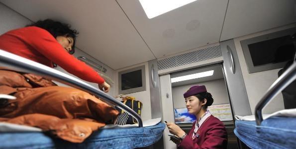 为什么晚上坐火车时,乘务员会将车厢内的窗帘关上看完或能明白！