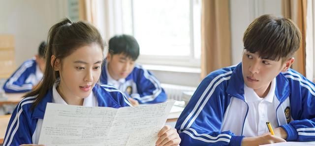 难得有一张张天爱露背照，大家却被她的头吸引，网友：还真敢扎！