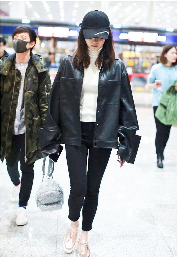 江疏影穿一条打底裤就现身机场了，网友:一般人别学，会像孕妇