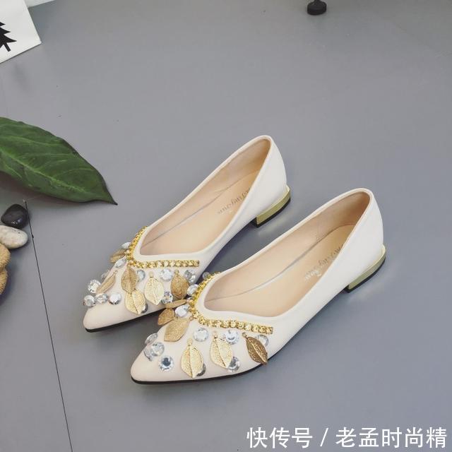 『白鞋』怪不得姐姐丢掉小白鞋,原来今年流行尖头单鞋,果然好穿还时髦