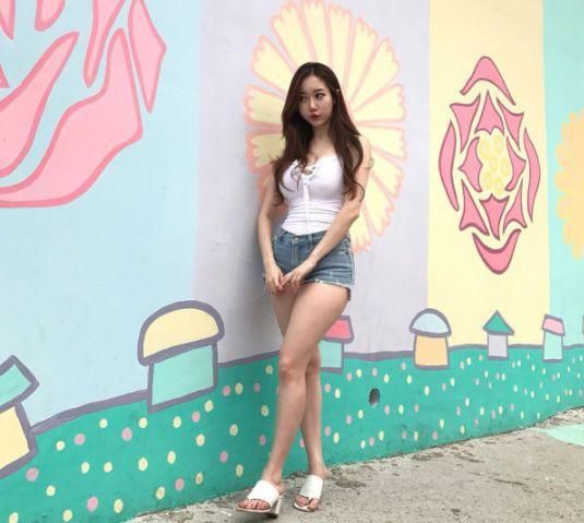 身材微胖的牛仔裤美女，腿粗的女孩同样很漂亮