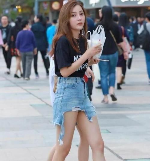『美女』街拍:身材高挑的美女,一条白色连衣裙外搭白色开衫,时尚气质美