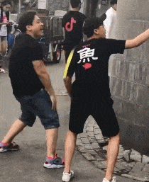  『慢点』兄弟，轮胎离家出走了，要开慢点啊