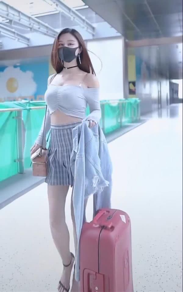  【精致】颜值精致的小姐姐，吊带＋百褶裙，性感十足