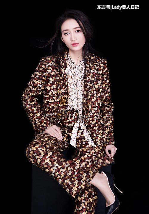 比宋祖儿大几岁的王鸥这样穿，两人竟似同龄人，果然这样搭显年轻