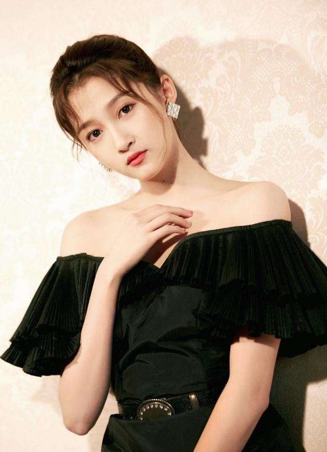 被关晓彤的站姿惊艳到了，连身裙配高跟鞋，往台上一站气场全开