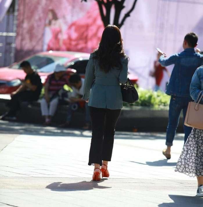 气质小姐姐职业露肩装穿甜美可爱, 婴儿肥也能穿出时尚轻熟女范儿