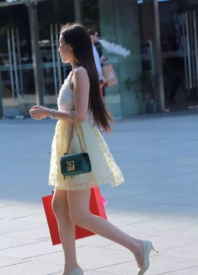 『显得』夏日穿搭高跟鞋,让女生显得优雅又大方