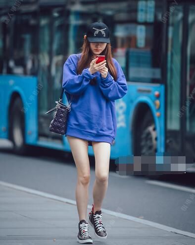 可别说我没有告诉你，今年流行这个颜色的卫衣