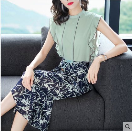 我的天，70后女人穿上今年流行“阔腿裤套装”，高贵嫩美贼减龄