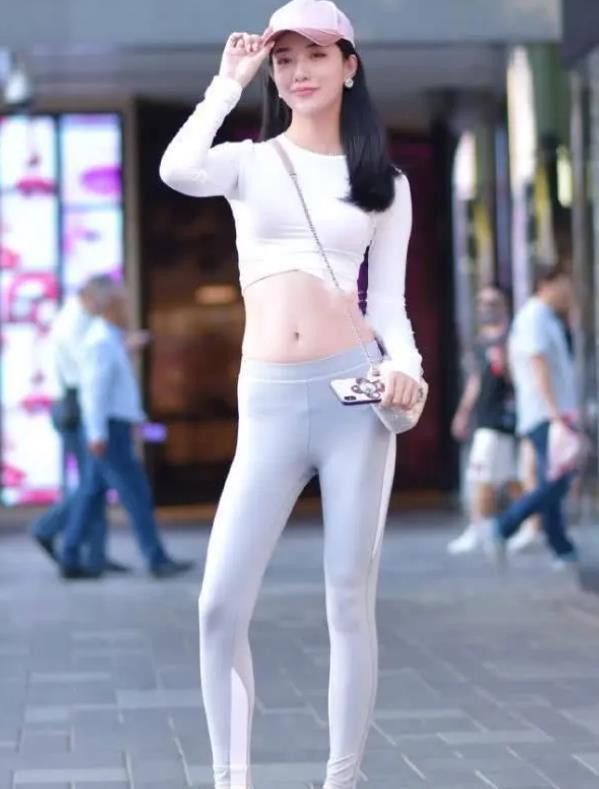 「蓝色」街拍:明眸善睐的美女,一件黑色上衣配蓝色牛仔裤,时尚气质范