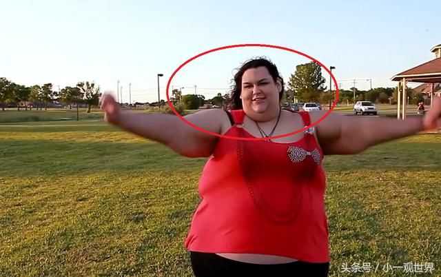 美国女子体重将近1000斤，丈夫因为喜欢看她身材曲线，把她宠上天