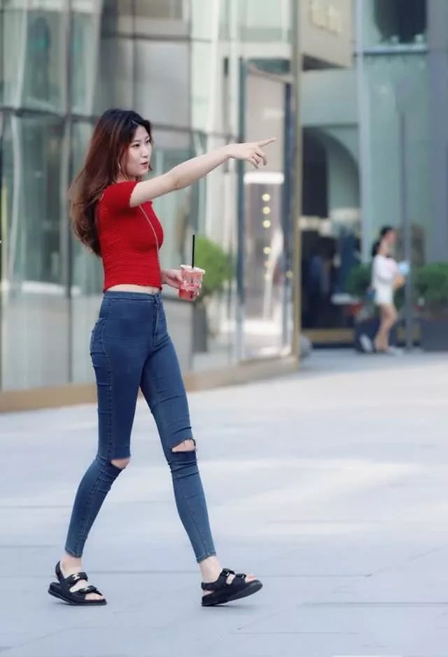 路人街拍：漂亮的小姐姐，一身吊带小短裙，绽放出优雅的魅力