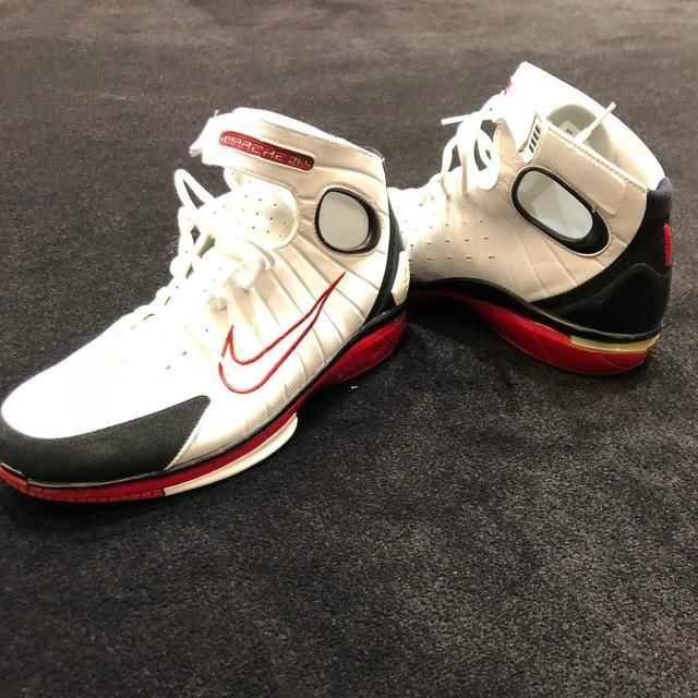  「Kobe」「鞋王」又来“拉仇恨”！这双 Kobe 5 全网仅此一双
