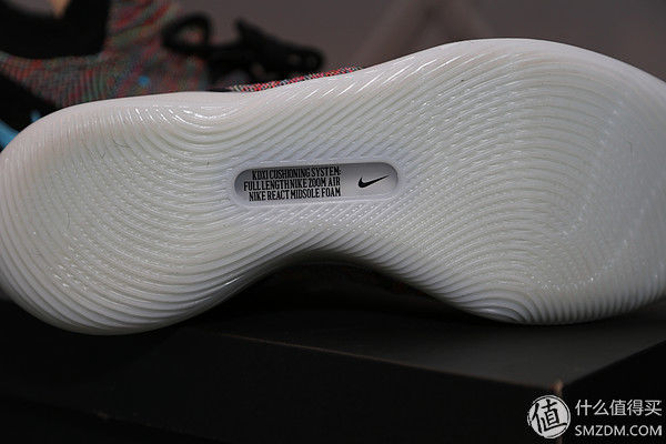 新买的东西 篇一:KD11骚彩色伪开箱，拍出来比实际好看的鞋子