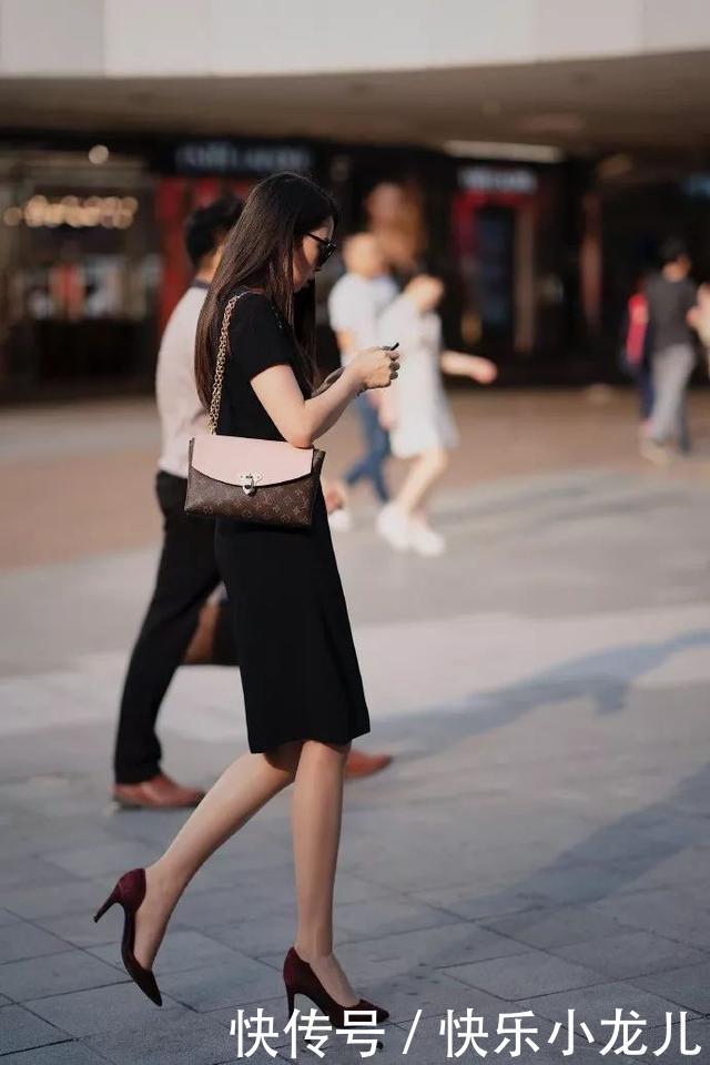  『美女』街拍：美女浅紫色的网纱连衣裙搭配着一双黑色的尖头高跟鞋，气质优雅