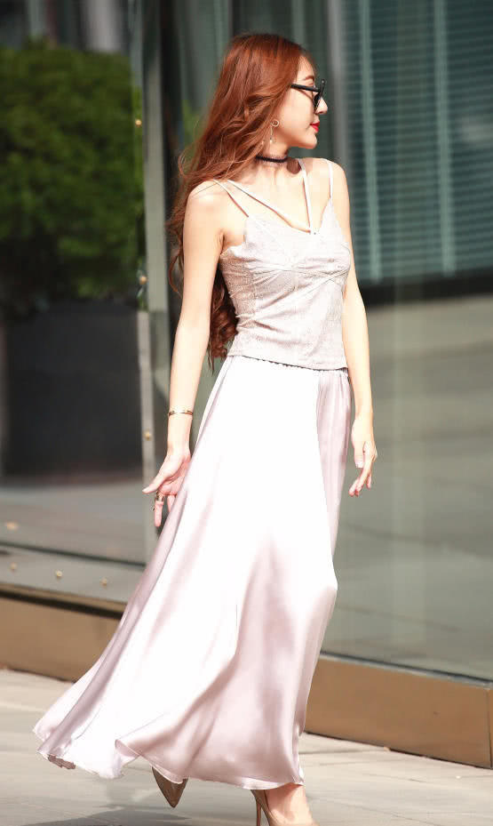 时尚小姐姐粉色长裙迎风招展，婀娜多姿的身材，浑身散发着迷人的