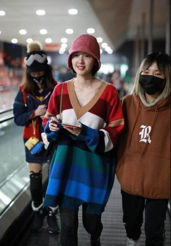 唐艺昕胆子不是一般的大，穿条打底裤就出门，网友：这叫个性！