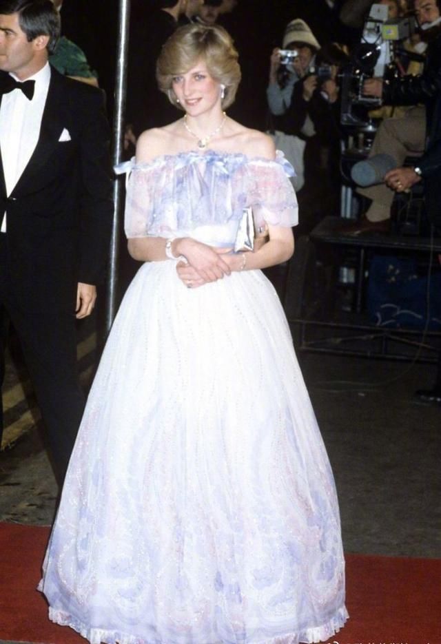 戴安娜王妃的经典穿搭汇总，一个集美貌与时尚感于一身的绝代佳人
