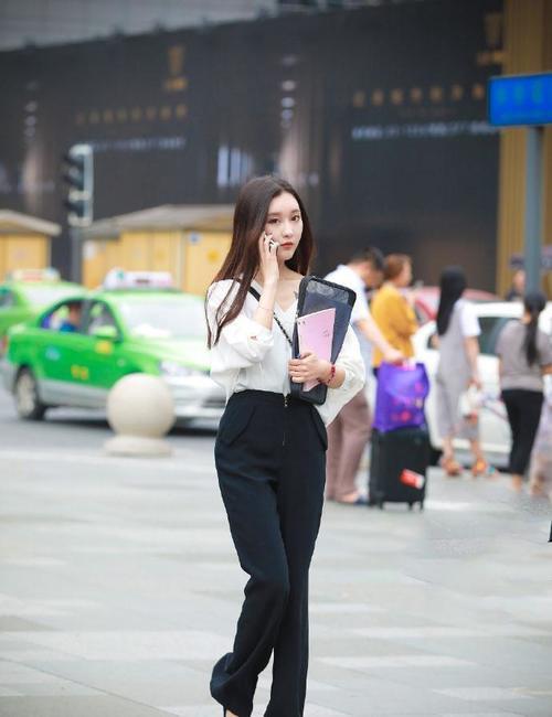 街拍： 丰满修身牛仔裤靓女 , 凉快得好羡慕啊