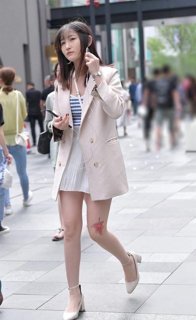 漂亮@露出性感迷人的大长腿，非常漂亮，下摆开衩设计的连衣裙