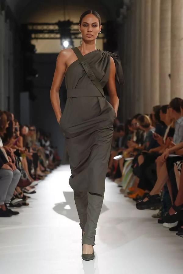 好看的大衣那么多 能时髦几十年的却只有它