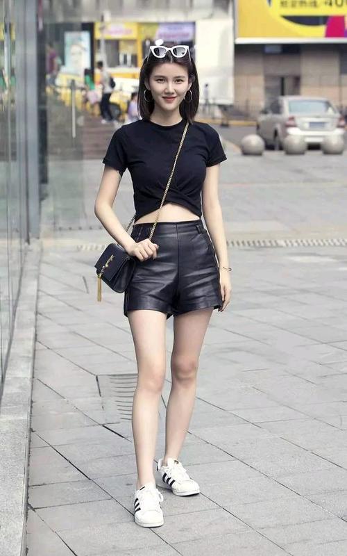 路人街拍，小姐姐穿出干练与自信，热裤尽显完美大长腿