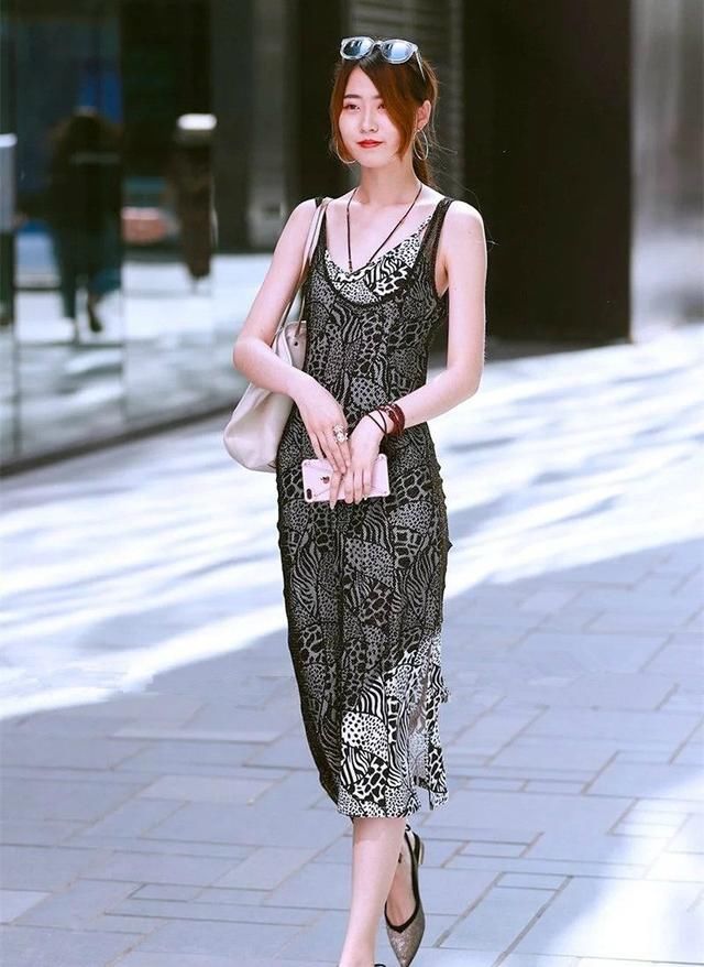 街拍，聪颖的图4小姐姐白色连衣裙出行，白出新高度迷人