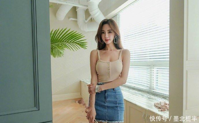  #亮眼#街拍美女：身材与长相俱佳的小姐姐，紧身裙穿搭，时尚又亮眼！