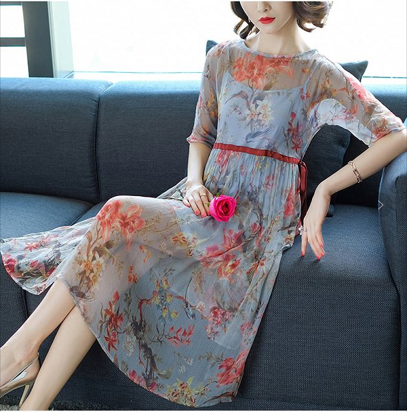 下半身胖的女人，千万别穿旗袍!反季真丝衫洋气显瘦，关键还实惠