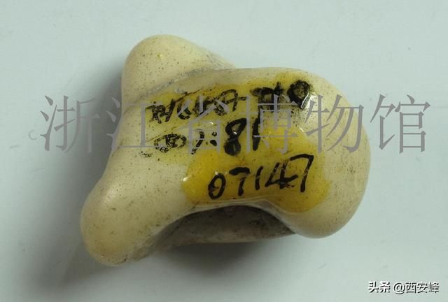 距今约7000年前的玉珠【新石器时代河姆渡文化】