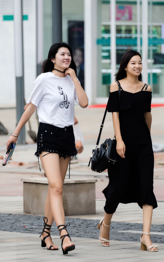 路人街拍，炎热的夏季热裤跟大长腿更配哦