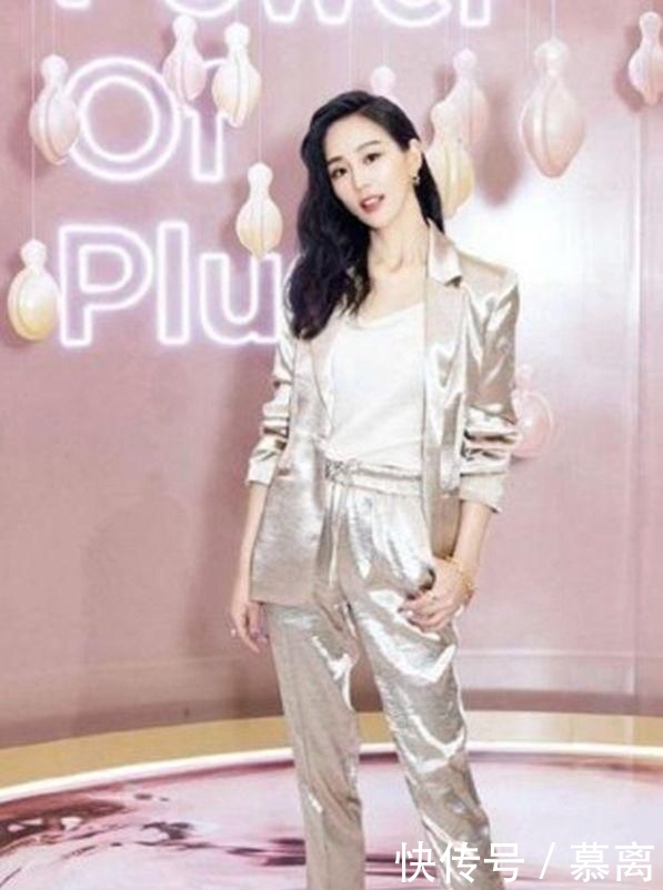  不露■张钧甯好会穿，一身香槟色西装配高跟鞋，不露腿也美得惊艳