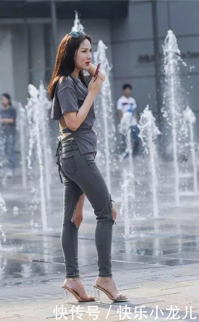 『穿着』街拍:美女穿着一双优雅的尖头高跟鞋,看上去清新亮丽又时尚