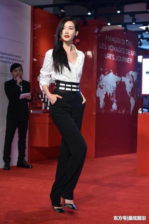 43岁林志玲穿衬衫没内搭,还敢少系几颗扣子,网友:好身材尽显