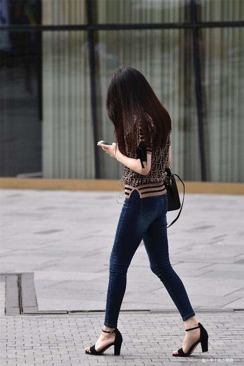 小姐姐们穿着紧身牛仔裤，是因为她们对自己身材的那一份自信