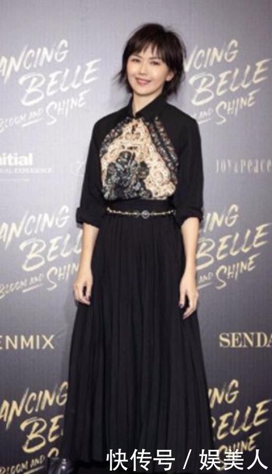  短发@孙燕姿越活越少女，穿深色系连衣裙配皮靴，剪波波头短发优雅大气