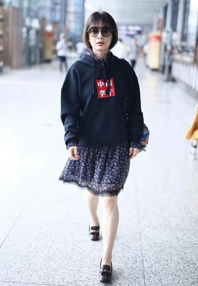 背带裤粉帽子的吴昕满满少女感,就是这双腿太出戏了